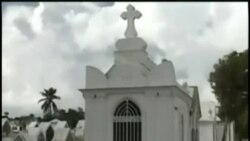 Los sepultureros en Cuba cumplen con su tarea