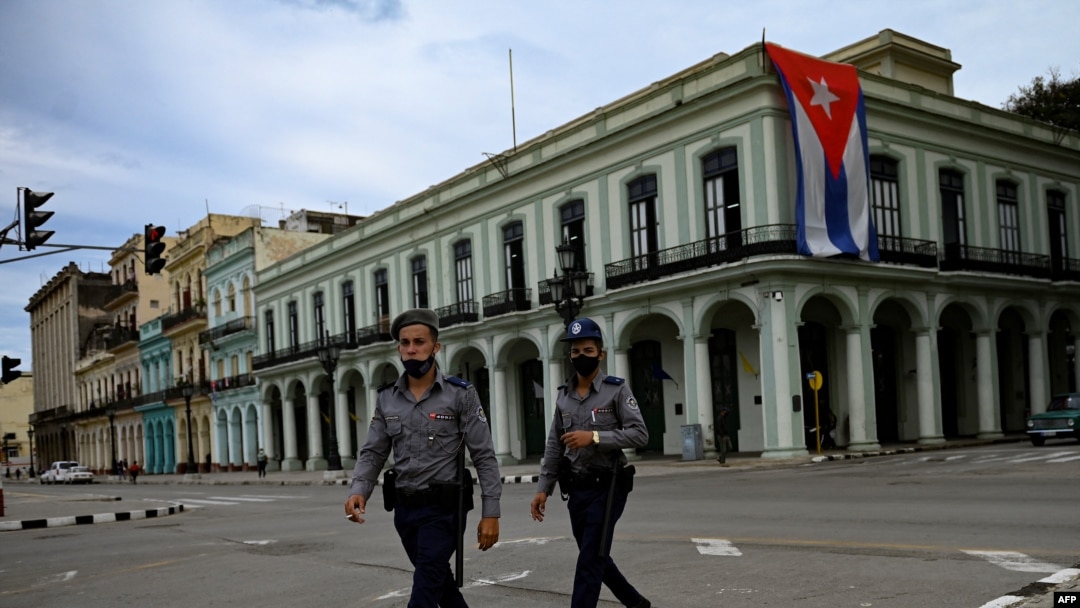 Oficiales de policía patrullan las inmediaciones del Capitolio, en La Habana, el 15 de noviembre. (YAMIL LAGE / AFP)