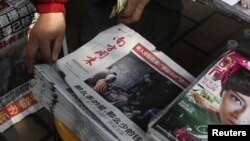 El diario chino Southern Weekly (c) a la venta en un estanquillo en Guangzhou el 10 de enero del 2013. 