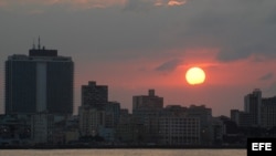 Puesta de sol sobre el habanero barrio de El Vedado, sobre el malecón.