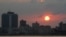 Puesta de sol sobre el habanero barrio de El Vedado, sobre el malecón.
