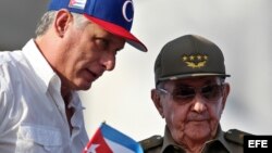 Miguel Díaz-Canel junto Raúl Castro, durante el desfile del 1 de Mayo. 