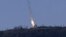 Un bombardero ruso Su-24 cae tras ser derribado por un caza turco. 
