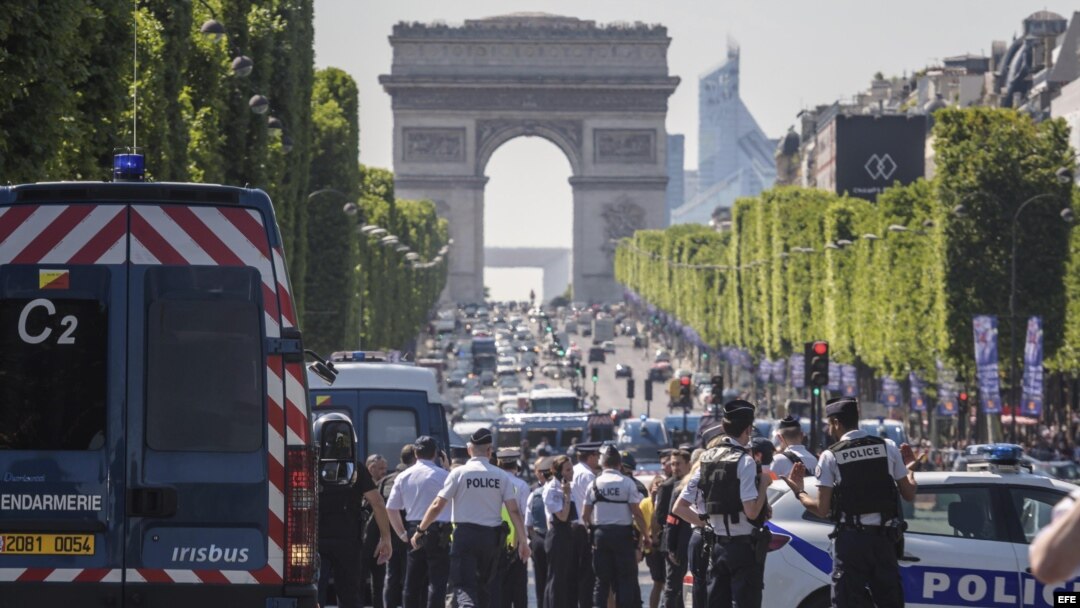UN COCHE IMPACTA CONTRA UN FURGÓN POLICIAL EN LOS CAMPOS ELÍSEOS DE PARÍS