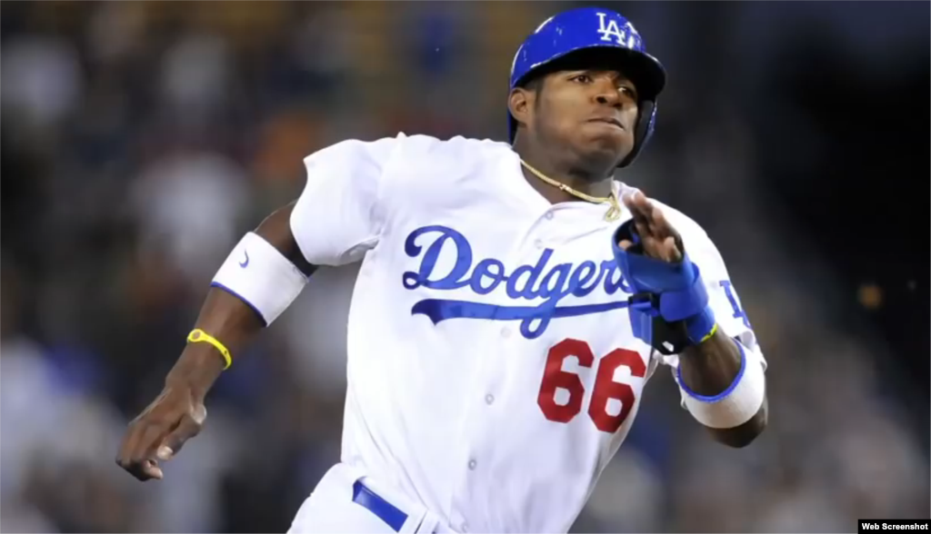 El jardinero derecho de los Dodgers de Los Ángeles, Yasiel Puig, batea para .295, con 62 carreras impulsadas, 14 cuadrangulares, 35 dobles, 9 triples, 64 bases por bolas y 116 ponches. Su porcentaje de slugging es de .479. Autoridades federales estadounidenses vienen interrogando sistemáticamente a peloteros cubanos profesionales en Estados Unidos sobre redes de contrabando humano y Puig estaría cooperando con ellos, según la cadena deportiva ESPN.&nbsp; 