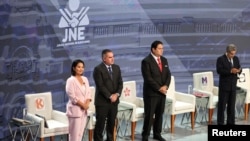 Candidatos presidenciales peruanos se enfrentan en un debate televisado en Lima.