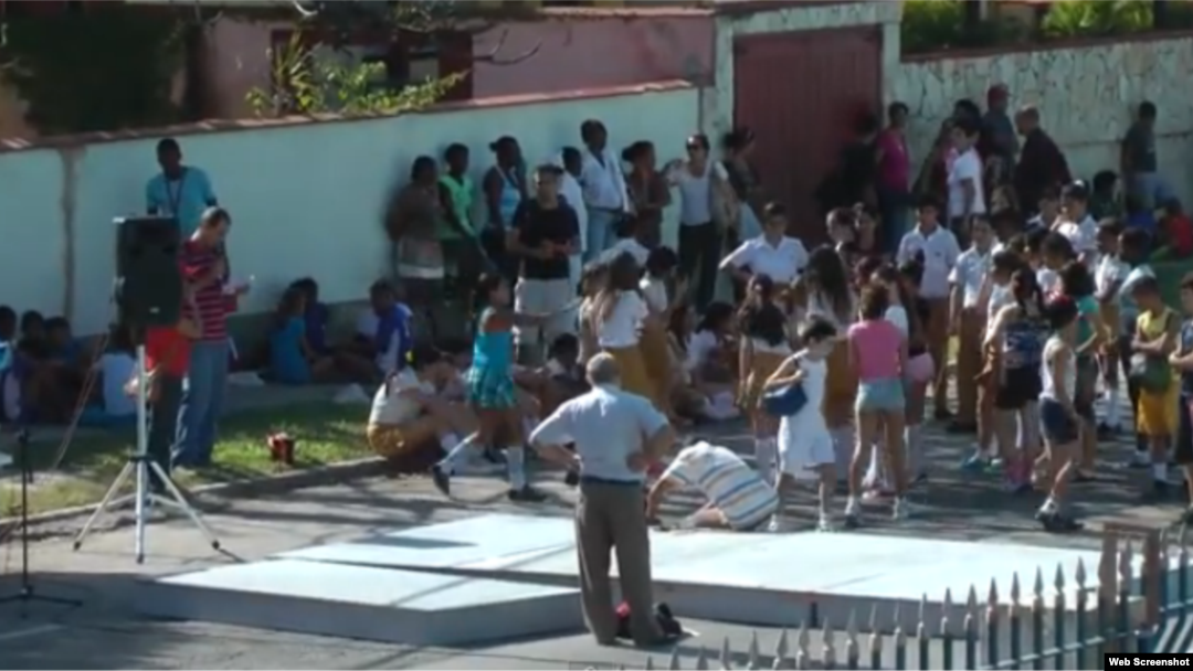 Escena de acto de repudio documental Gusano