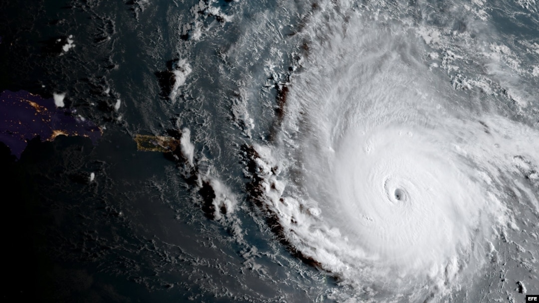  Fotografía tomada desde el espacio tomada por el satélite GOES-16 de la Agencia Nacional de Océanos y Atmósfera de Estados Unidos (NOAA) que muestra el huracán Irma sobre el Océano Atlántico ayer, 5 de septiembre de 2017. El ojo del huracán Irma atravesó