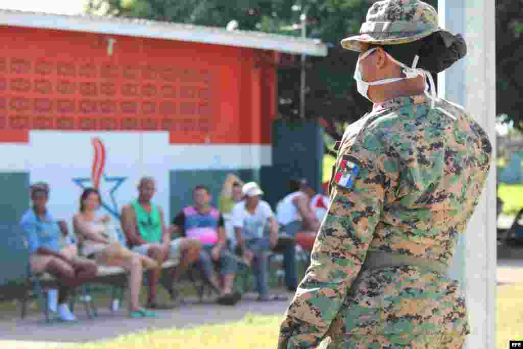 Los cubanos indocumentados varados en la frontera de Panamá con Costa Rica reciben hoy, 6 de enero de 2016, revisión médica y vacunación, luego que uno de los isleños falleciera ayer debido a la gripe AH1N1, en Progreso (Panamá).