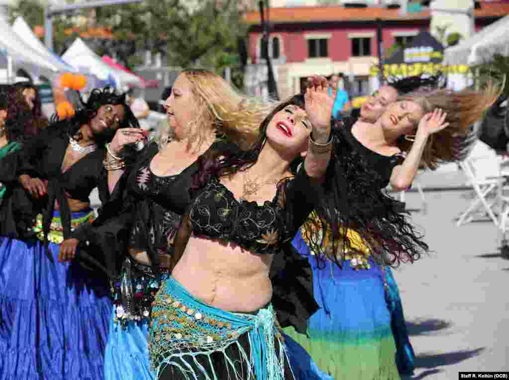 Los asistentes disfrutaron de la actuación del Flamenco Belly Dance y el conjunto danzario Love Doll.