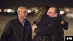 Imagen facilitada por el Periódico de Catalunya, de la llegada del periodista de la sección de internacional del diario catalán, Marc Marginedas (d), recibido por sus hermanos a su llegada al aeropuerto de El Prat, tras su liberación después de seis meses