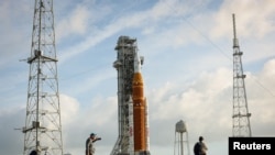 El cohete con la cápsula tripulada Orion de la misión de la NASA Artemis II, en el Centro Espacial Kennedy, en Cabo Cañaveral, Florida. 