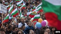 Miles de manifestantes protestan frente a la sede central del gobierno de Bulgaria en Sofía (Bulgaria). 