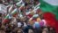 Miles de manifestantes protestan frente a la sede central del gobierno de Bulgaria en Sofía (Bulgaria). 