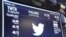 Una pantalla informa sobre el valor de las acciones de Twitter, en el parqué de Wall Street, Nueva York (Estados Unidos), hoy, jueves 7 de noviembre de 2013.