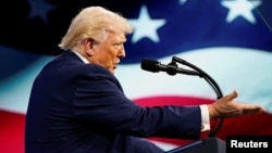 El presidente de EE. UU., Donald Trump, pronuncia un discurso en la cumbre del Instituto de la Iniciativa de Inversión Futura (FII) en el Faena Forum, en Miami Beach, Florida, EE. UU., el 27 de marzo de 2026. REUTERS/Elizabeth Frantz