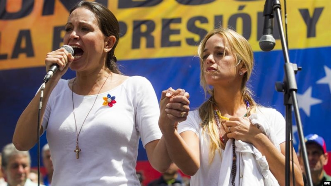 La diputada Maria Corina Machado (i), participa junto a Lilian Tintori (d), esposa del lider opositor Leopoldo López, quien se encuentra preso, en una multitudinaria manifestación opositora en Caracas.