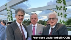 El presidente de Herencia Cultural Cubana con el Premio Herencia concedido a Armando Codina, en el centro, y a su lado el reverendo Marcos Antonio Ramos.