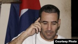 Calixto, ya en libertad, en la sede de Hablemos Press