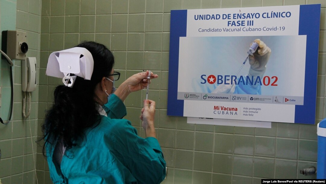 Una enfermera prepara una dosis de Soberana 02, vacuna cubana contra COVID-19, el 31 de marzo de 2021. (Jorge Luis Banos/Pool via REUTERS).