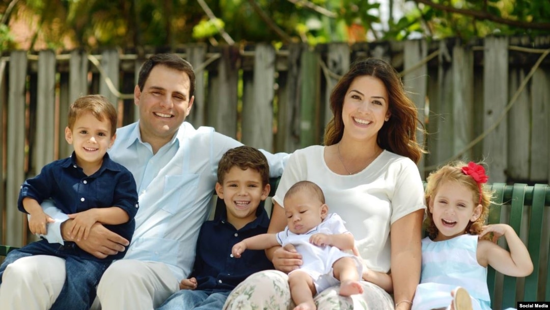 Trujillo posa junto a su esposa e hijos. Foto Tomada de la cuenta de Facebook Representative Carlos Trujillo