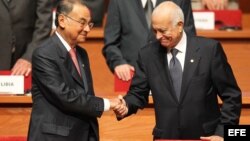  En Unasur, el venezolano Alí Rodriguez (i) y su par de la Liga Árabe, Nabil El Araby (d), 