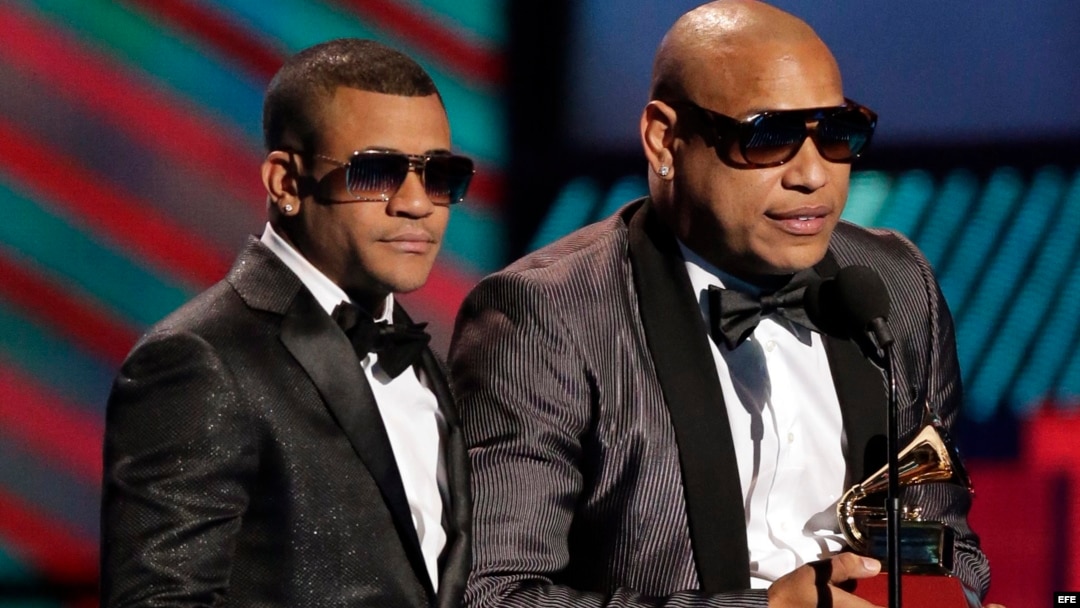 Randy Malcom (i) y Alexander Delgado (d) de Gente de Zona reciben el premio a Mejor Álbum Fusión Tropical en los Grammy Latino 2016.