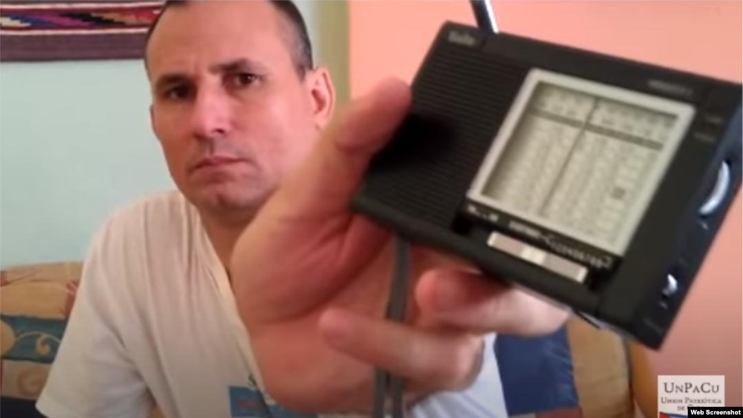 Un radio usado por los cubanos para escuchar transmisiones en onda corta.