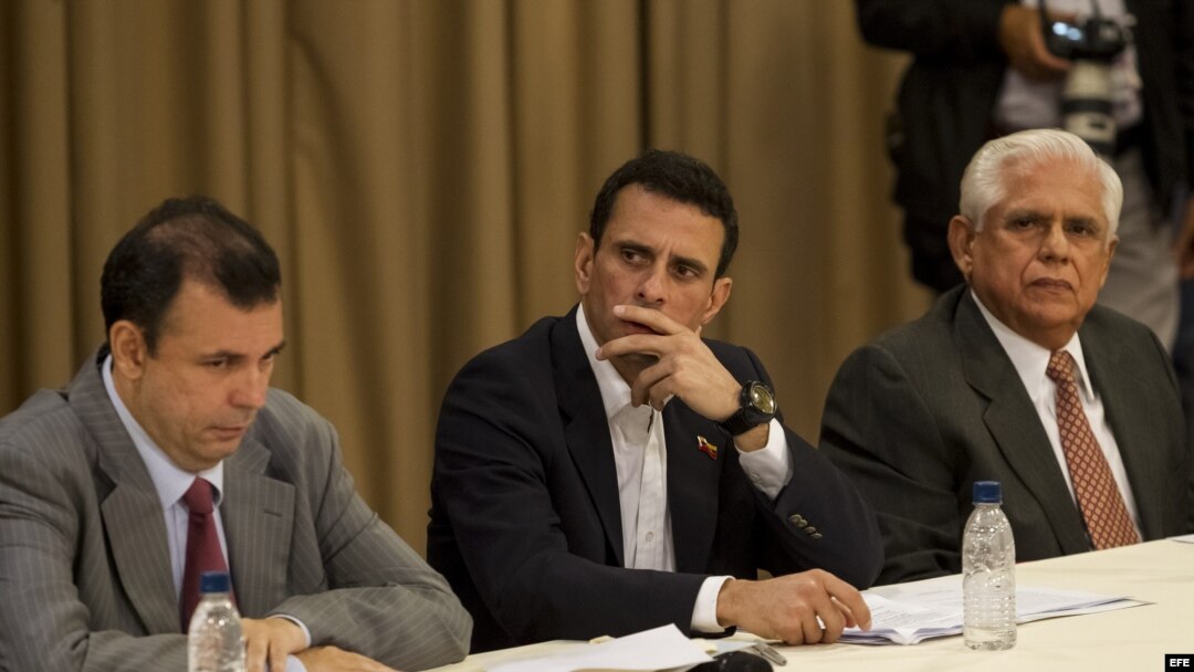 Henrique Capriles (Centro) junto a otros miembros de la oposición venezolana en el debate este 10 de abril del 2014.