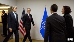 John Kerry, secretario de Estado de EEUU (i) y el secretario general de la OTAN, Jens Stoltenberg.