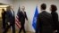 John Kerry, secretario de Estado de EEUU (i) y el secretario general de la OTAN, Jens Stoltenberg.