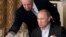 Yevgeny Prigozhin, arriba, sirve comida a Vladimir Putin en el restaurante de Prigozhin en las afueras de Moscú, en noviembre de 2011. (Foto AP/Archivo)