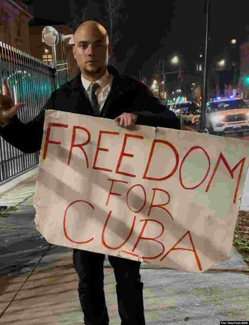 Manifestación global por los Derechos Humanos / Cubanos reunidos frente a la embajada de Cuba en Washington.