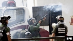 Miembros de la Guardia Nacional Bolivariana (GNB) disparan gas contra manifestantes.