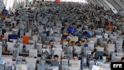 Archivo - Vista de parte de los participantes en la séptima edición de la Campus Party, la reunión de internautas más grande del mundo. 
