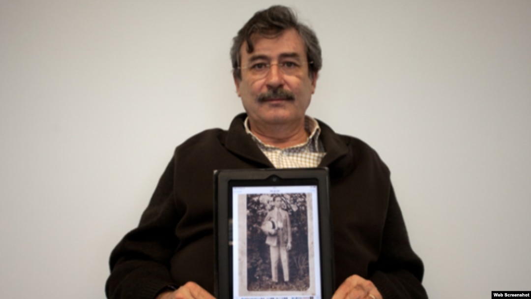 El asturiano Arturo González muestra una foto de su padre, que perdió todos sus bienes en Cuba