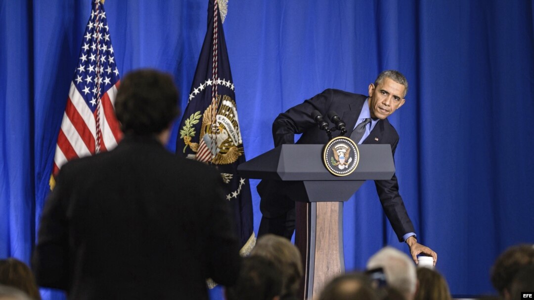 El presidente estadounidense Barack Obama, durante una rueda de prensa en la sede de la OCDE en París, Francia, hoy, 1 de diciembre de 2015. 