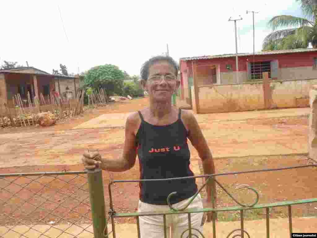Yolanda Cruz López una vecina del lugar explica que tanto su familia como el resto de los que residen en este complejo de apartamentos se contaminan al ingerir el agua potable, que antes pasa por dentro de lugares fétidos y aguas albañales. &nbsp;