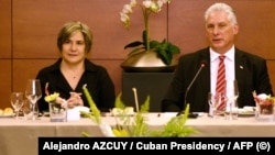 Miguel Díaz-Canel y su esposa, Lis Cuesta, durante una reunión con empresarios como parte de su visita a Roma el 20 de junio de 2023.