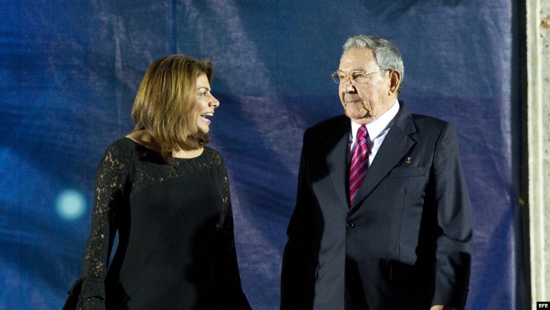 La presidenta de Costa Rica, Laura Chinchilla habla con Raúl Castro en la II Cumbre de la Comunidad de Estados Latinoamericanos y del Caribe (Celac).