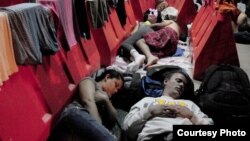 Migrantes cubanos en un albergue habilitado por el gobierno de Costa Rica (La Nación).