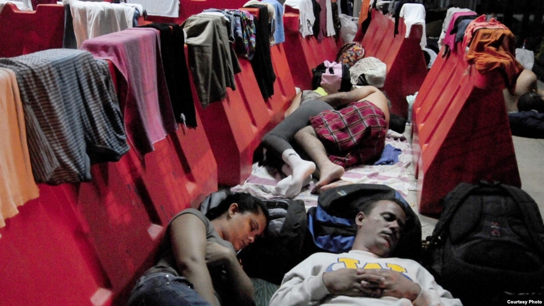 Migrantes cubanos en un albergue habilitado por el Gobierno de Costa Rica. Foto: "La Nación".