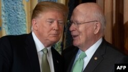 El presidente Donald Trump conversa con el senador demócrata Patrick Leahy. SAUL LOEB / AFP