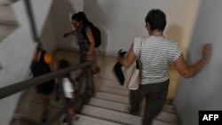 Trabajadores bajan apresuradamente las escaleras tras el temblor