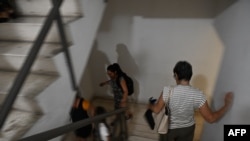 Trabajadores bajan apresuradamente las escaleras tras el temblor