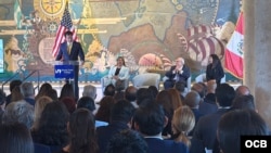 Embajador de EEUU en Perú Bernie Navarro en ceremonia de celebración por el bicentenario de relaciones entre ambas naciones. (OCB) 