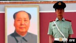 Un policía vigila las entradas y salidas en la plaza de Tiananmen, en Pekín, China.