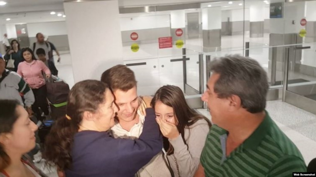 Cubanos procedentes de la isla permanecen retenidos durante horas en el Aeropuerto Internacional de Miami, otros fueron deportados. (Captura imagen/AméricaTeVé)