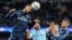 Sergio Ramos (i) y Casemiro (d) de Real Madrid ante Sergio Agüero (c) de Manchester City.
