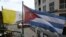 La bandera del Vaticano y la cubana, en un balcón de La Habana. REUTERS/Alexandre Meneghini